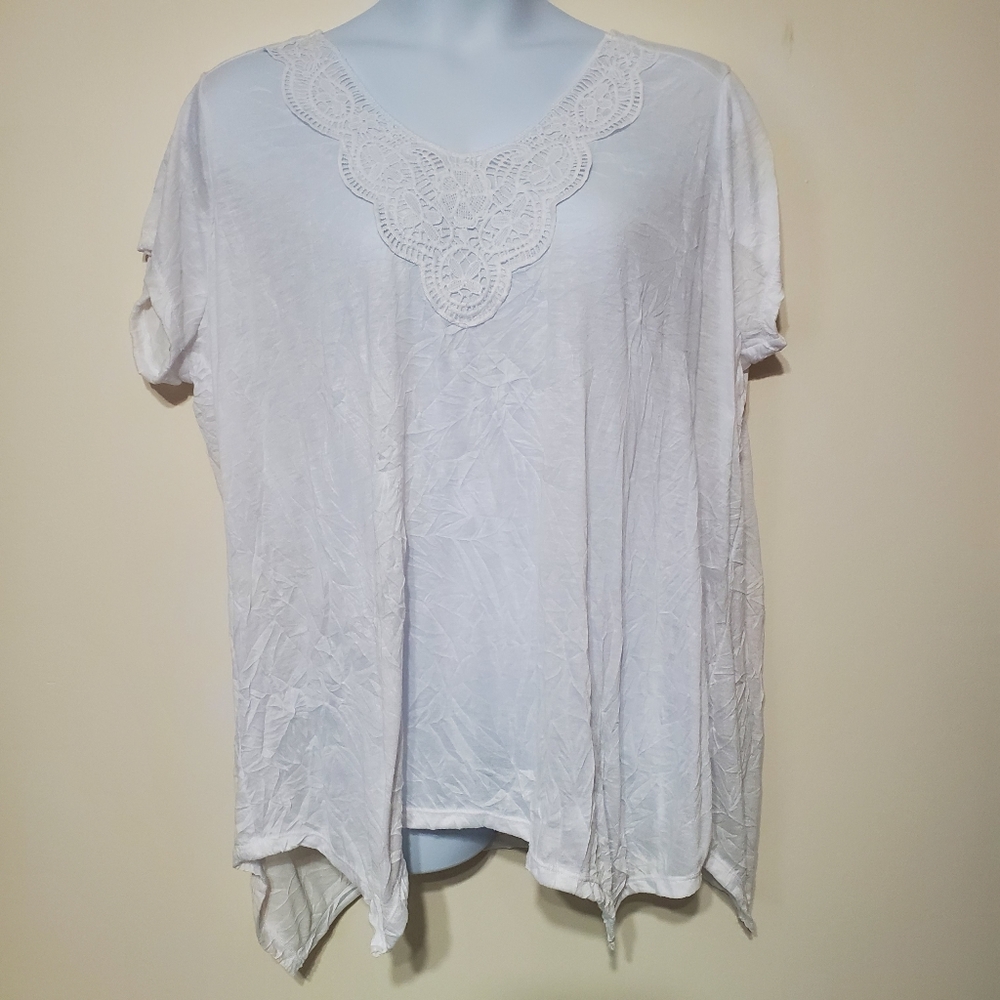 Bobbie Brooks white short-sleeved top blouse